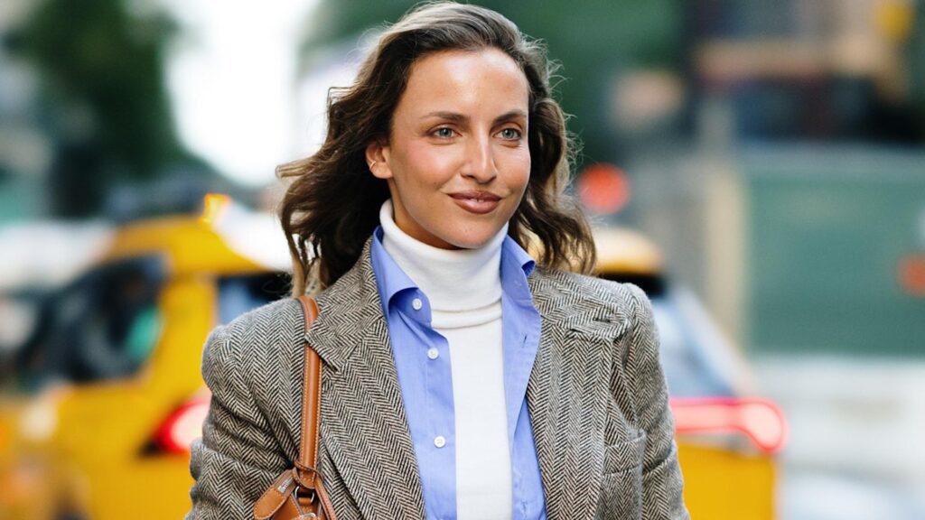 Camisas con cuellos altos: la tendencia de capas para el frío