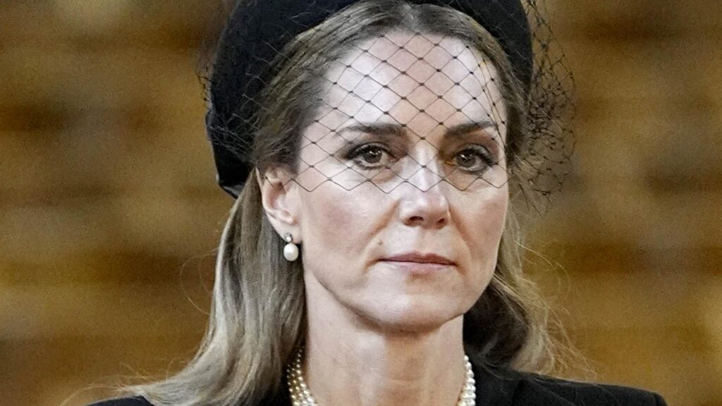 El elegante atuendo de luto de Kate Middleton en el funeral de la duquesa de Kent