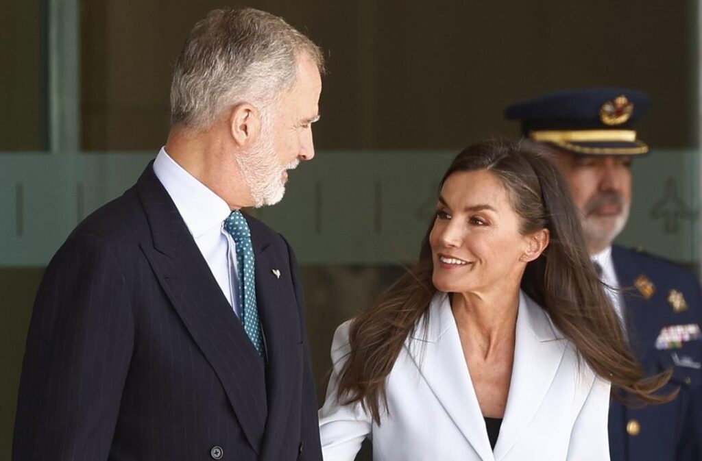 El impresionante primer look de la reina Letizia en Egipto con un vestido negro