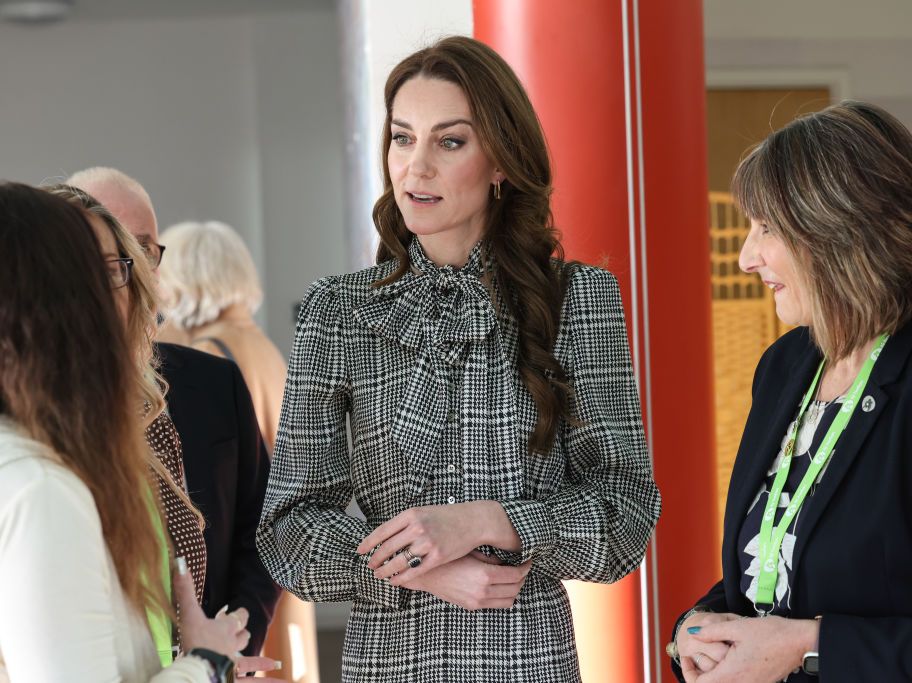 Kate Middleton deslumbra con un look de entretiempo: traje de cuadros y collar especial