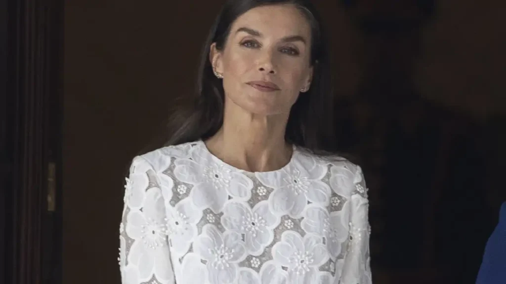 La reina Letizia deslumbra con un vestido blanco en Egipto