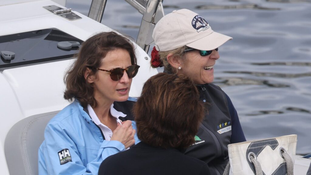La visita de Juan Carlos I a Sanxenxo con la infanta Elena y Laurence Debray