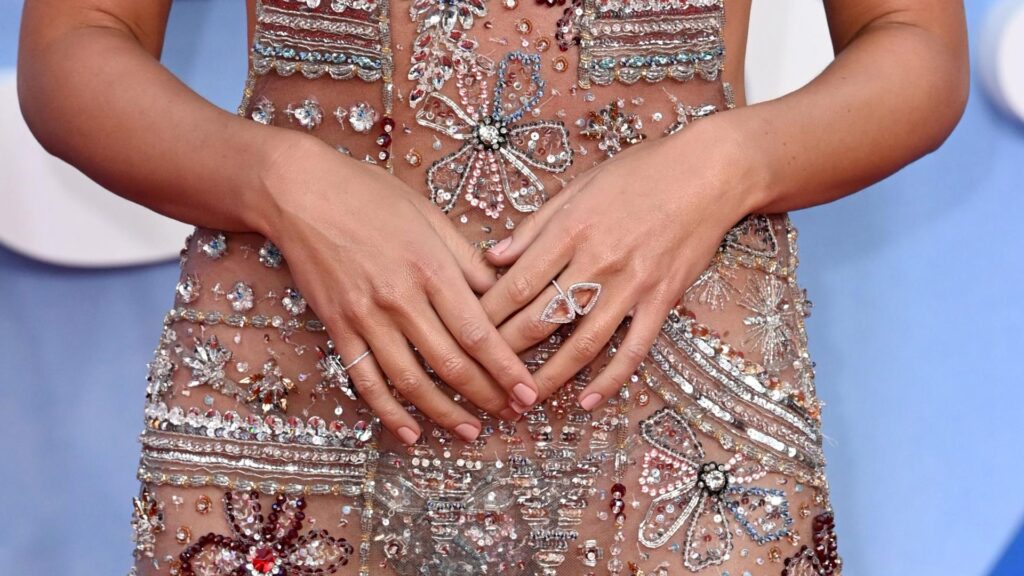 Las uñas salmón, el nuevo tono nude de la temporada