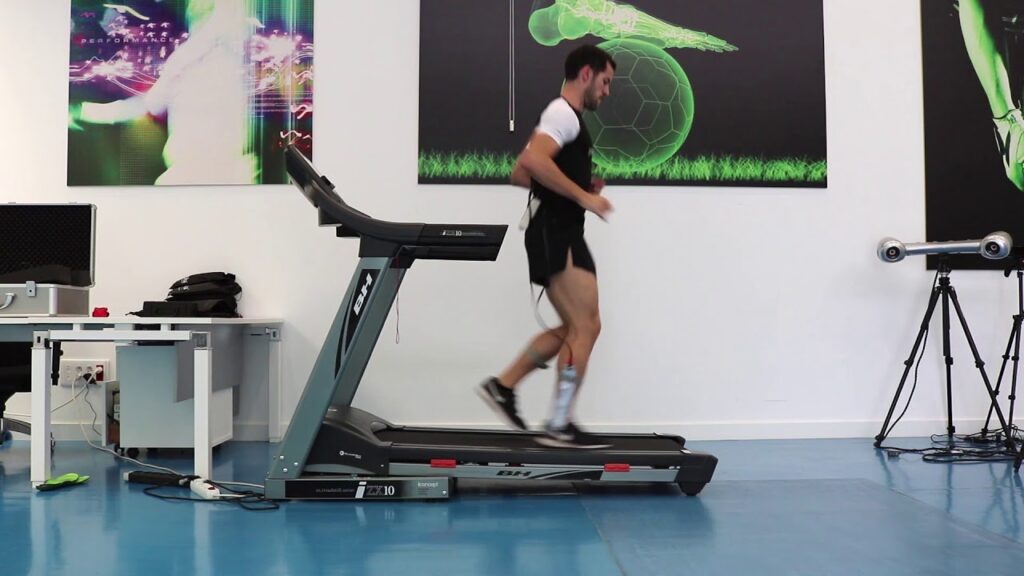 Los beneficios de caminar hacia atrás en la cinta de correr