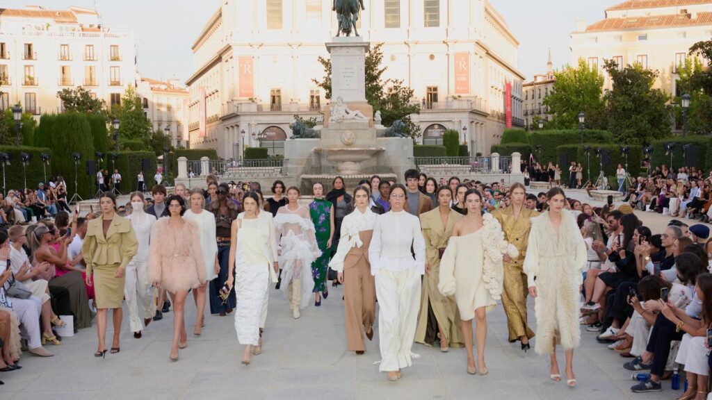 Madrid es Moda inicia su 10º aniversario con un desfile espectacular en la Plaza de Oriente