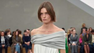 Desfiles destacados de la Semana de la Moda de París: Loewe y el romanticismo de Victoria Beckham