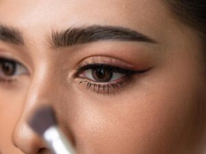 El truco de maquillaje para realzar la mirada que arrasa en las pasarelas