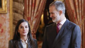 La reina Letizia elige un elegante traje de cuadros para su reunión