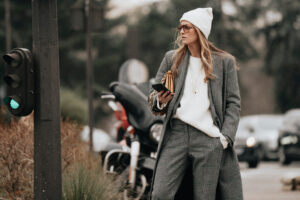 Abrigos de rayas: la tendencia invernal que arrasa entre estilistas